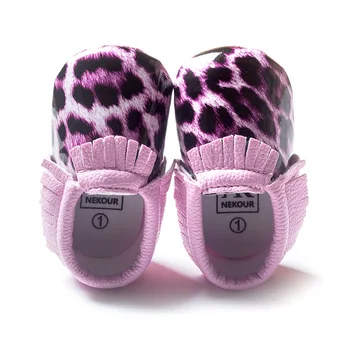 Фиолетовая обувь для маленьких девочек с леопардовым принтом, Противоскользящие носки для новорожденных, Кожаные детские Мокасины, обувь для малышей Оптом